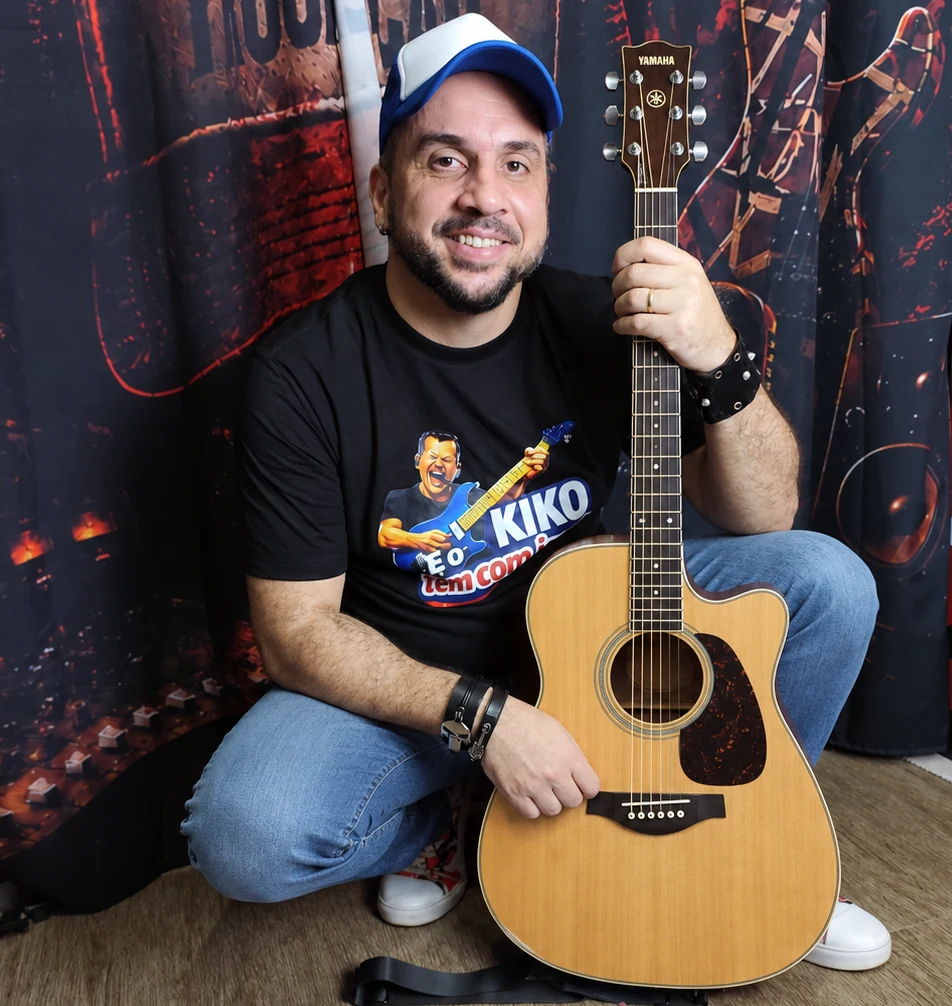 Samuel de Azevedo com violão e boné azul